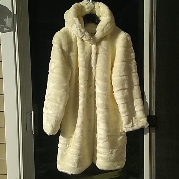 Phalinivoc Jackets & Blazers - 🆕snow bunny🐇hooded faux fur coat